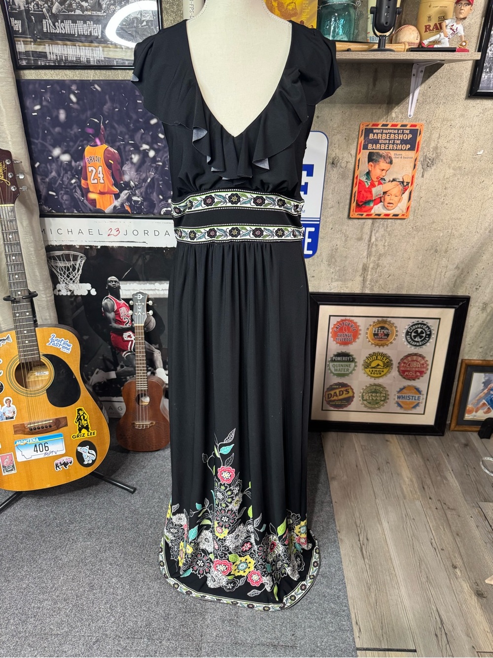 London Times Black Maxi Dress with Floral Embroidery
Pit to Pit - 18 Waist 15